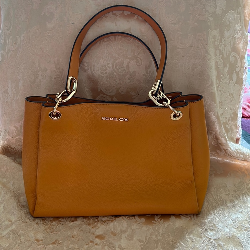 Purse. Mustard yellow.